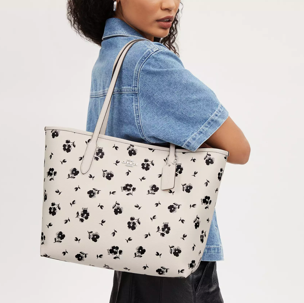 日本未入荷 Coach City Tote Bag シティ トート フルーツ柄 NWT Coach City Tote In Signature Canvas With Heart Petal