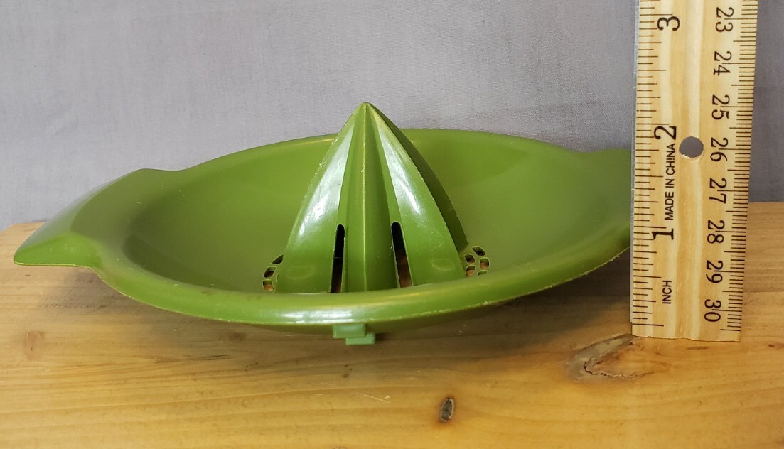 VINTAGE VILLAWARE PLASTIC GREEN LEMON ORANGE JUICE JUICER USA Mid Century
