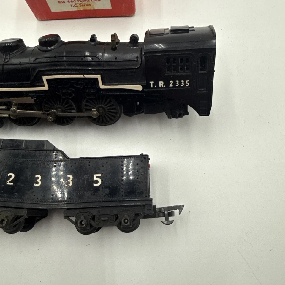 TRI-ANG RAILWAYS R-54 TC SERIES 4-6-2 PACIFIC LOCOMOTIVE #2335 & TENDER R-32 - Image 3 of 4