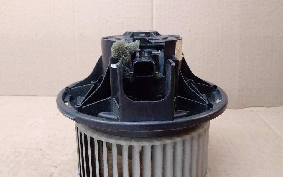 2006 JEEP LIBERTY HEATER BLOWER MOTOR TWIST LOCK STYLE  - Image 2 of 4