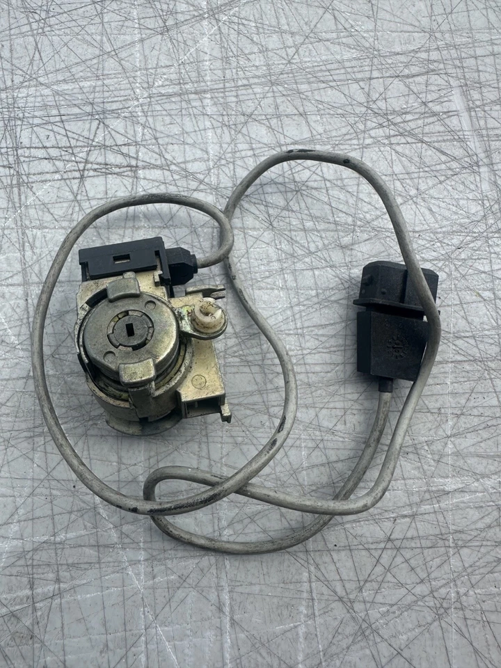 AUDI A4 1997 CERRADURA PUERTA DELANTERA CILINDRO MONTAJE LADO DERECHO OEM Foto 3 de 4