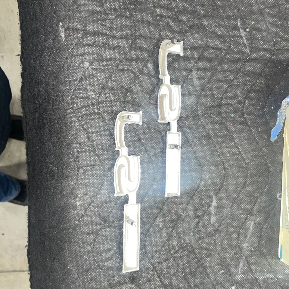 1969 1970 1971 1972 PONTIAC GRAND PRIX FENDER SJ EMBLEMS 69 70 71 72 *NEW PAIR* - Image 2 of 4