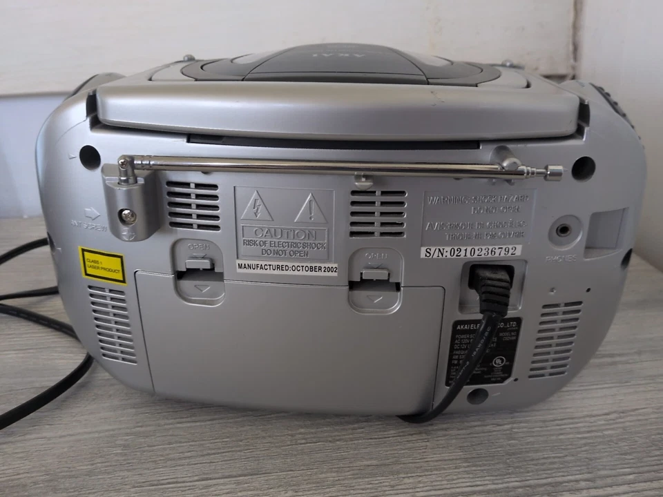 Gravador cassete rádio CD/com controle remoto Akai modelo CSDV6R - Testado - Imagem 2 de 4