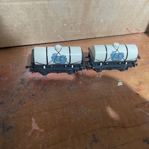 2x Bachmann Trains Thomas HO OO Dairy Cream Tanker Original Version 77032 Hornby - Picture 2 of 6