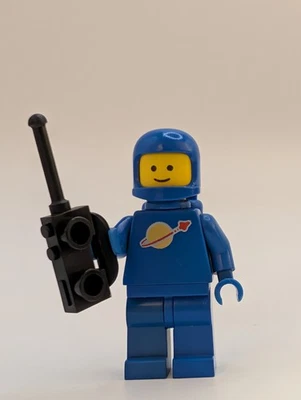 Classic Blue Spaceman Genuine LEGO Space Minifigure SP004 with Air Tanks & Radio - Image 1 of 4