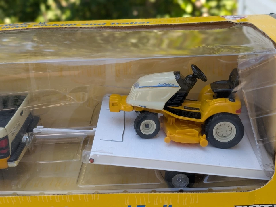 1/16 Dodge Ram Pickup Truck with Trailer & Cub Cadet HDB3206 Lawn Mower ZFN13165 - Image 3 of 4