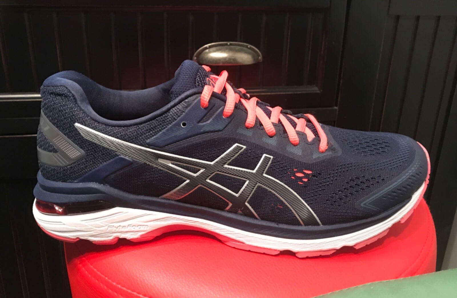 vionic perforated leather sneakers