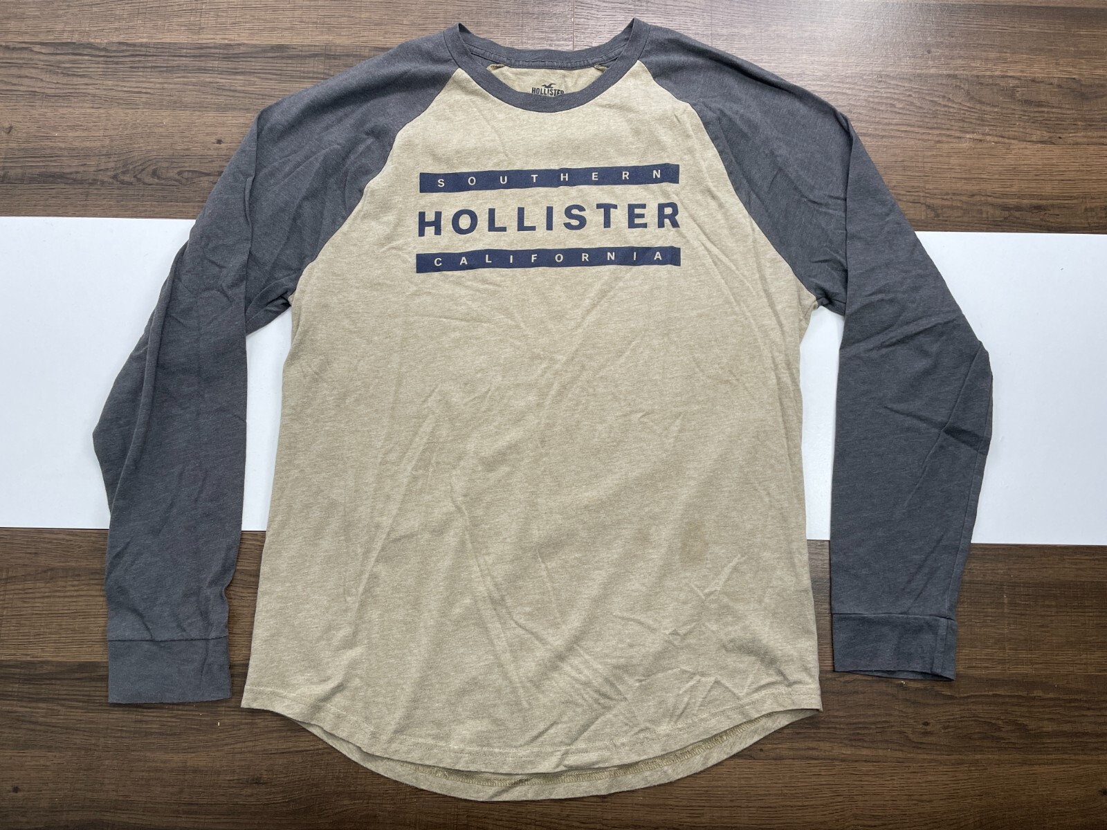 Hollister Mens Size L Beige Tan Gray Raglan Shirt Spell Out Long