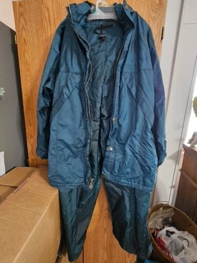 Men's Coleman size large rainset: coat & pants very good
Opens in a new window or tab