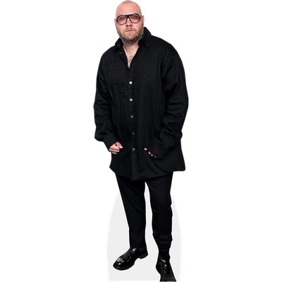 Dominic Lewis (schwarzes Outfit) lebensgroßer Ausschnitt