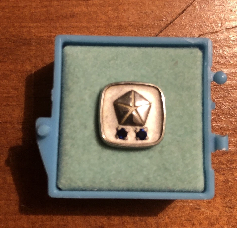 Chrysler Mopar de colección, 2 piedras azules, pasador de solapa 1/10 10k, falta tapa de caja Foto 2 de 4