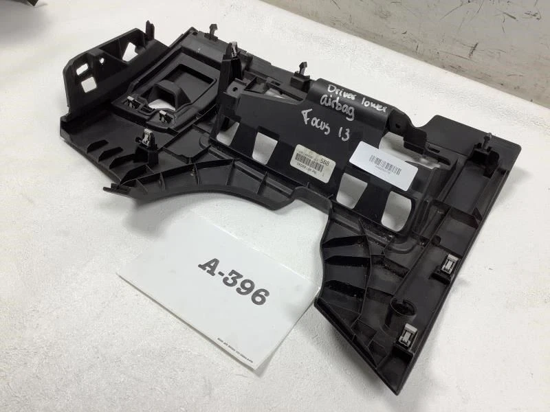 Ford Focus SE 2013 2016 moldura de rodilla del conductor OEM+ Foto 2 de 4