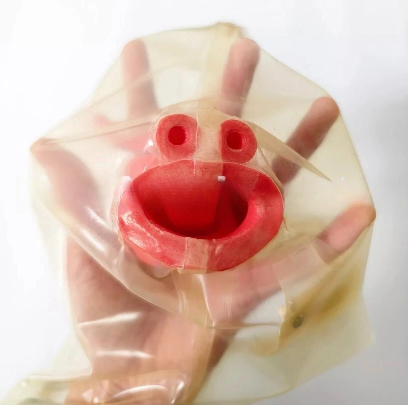 Capucha fetiche de látex con mordaza dental y tubo nasal largo máscara de goma transparente cremallera trasera Foto 4 de 4