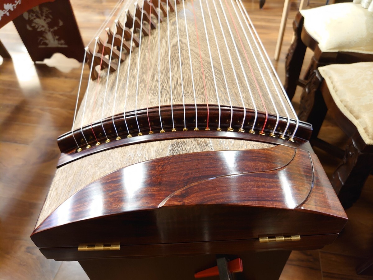古筝（グーチェン）です。 Guzheng: 