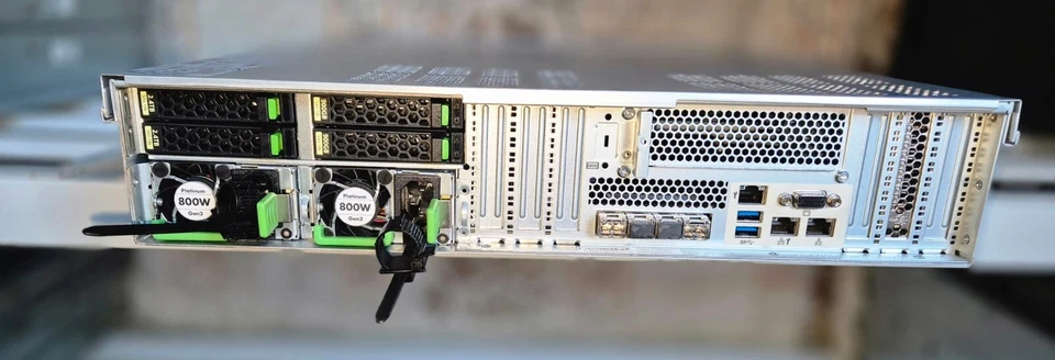 Fujitsu RX2540 M5 2x Xeon 4214 / 192Go RAM / EP540i / 2x 2.4TB + 2x 900Go HDD - Photo 2/4