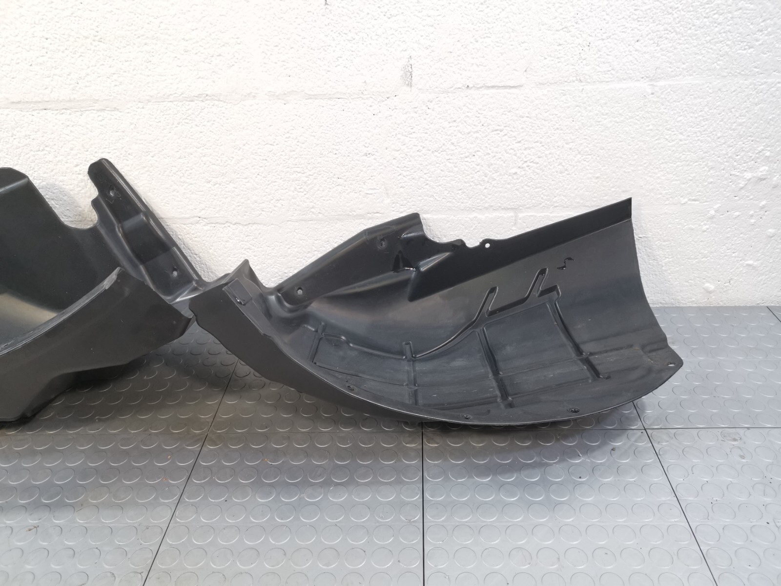 2017 - 2020 Maserati Levante REAR RIGHT FENDER ARCH SPLASH GUARD