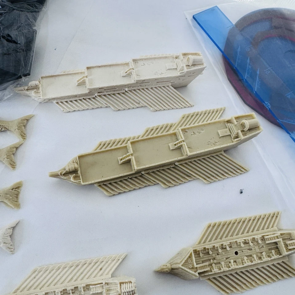 The Uncharted Seas Bone Griffons Starter Fleet SIN PINTAR Bone Cruiser Maggot Foto 2 de 4