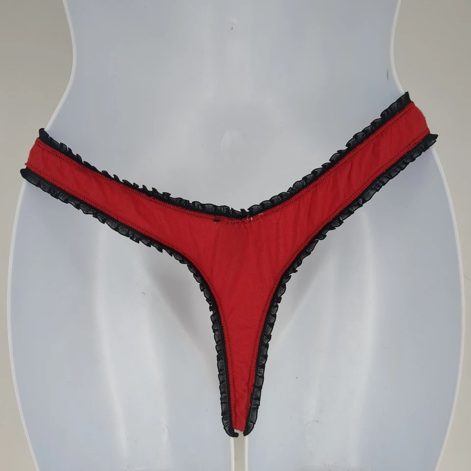 Calcinha Tanga Frederick's of Hollywood Vermelha Preta Renda Babado Maricas M Nova Sem etiquetas - Imagem 3 de 4
