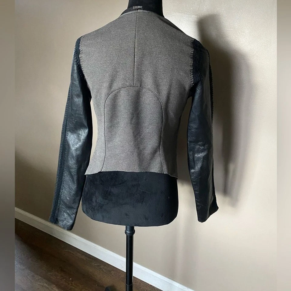 Chaqueta abierta STELLA & JAMIE Rio corte cascada cuero crochet detalles talla S usada en excelente estado Foto 4 de 4