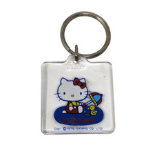 VINTAGE 1976 SANRIO HELLO KITTY W/ UMBRELLA IN THE PARK CLEAR PLASTIC KEY CHAIN