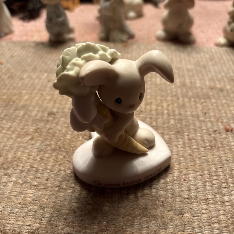 1990 Enesco Precious Moments E-9267C Animal Bunny with Carrot Figurine With Box