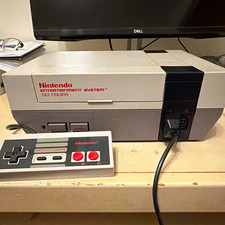 Nintendo NES Entertainment System Console w/ Controller