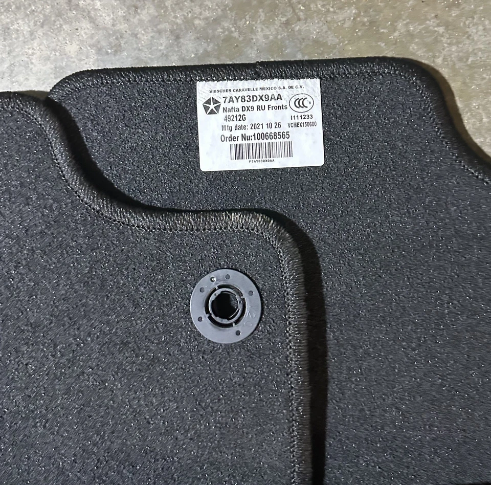 Juego de alfombrillas de fábrica OEM 2016-2025 Chrysler Pacifica & Voyager Foto 3 de 3