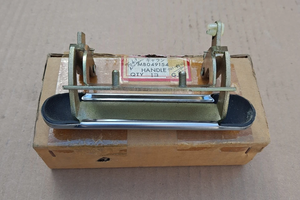 Dodge Colt 1973-1979 nuevo en stock Mitsubishi puerta delantera derecha mango exterior Foto 2 de 3