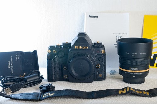 Conjunto único dorado Nikon Df y dorado AF-S 50/1,8 bajo número de obturadores: 24,653 - Imagen 3 de 7