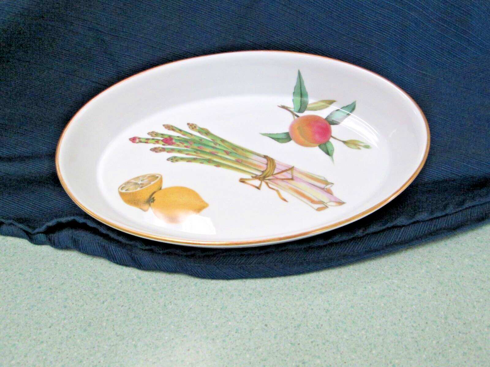 Royal Worcester Evesham 10.5-inch Gold Trim Oval Baking Dish-image