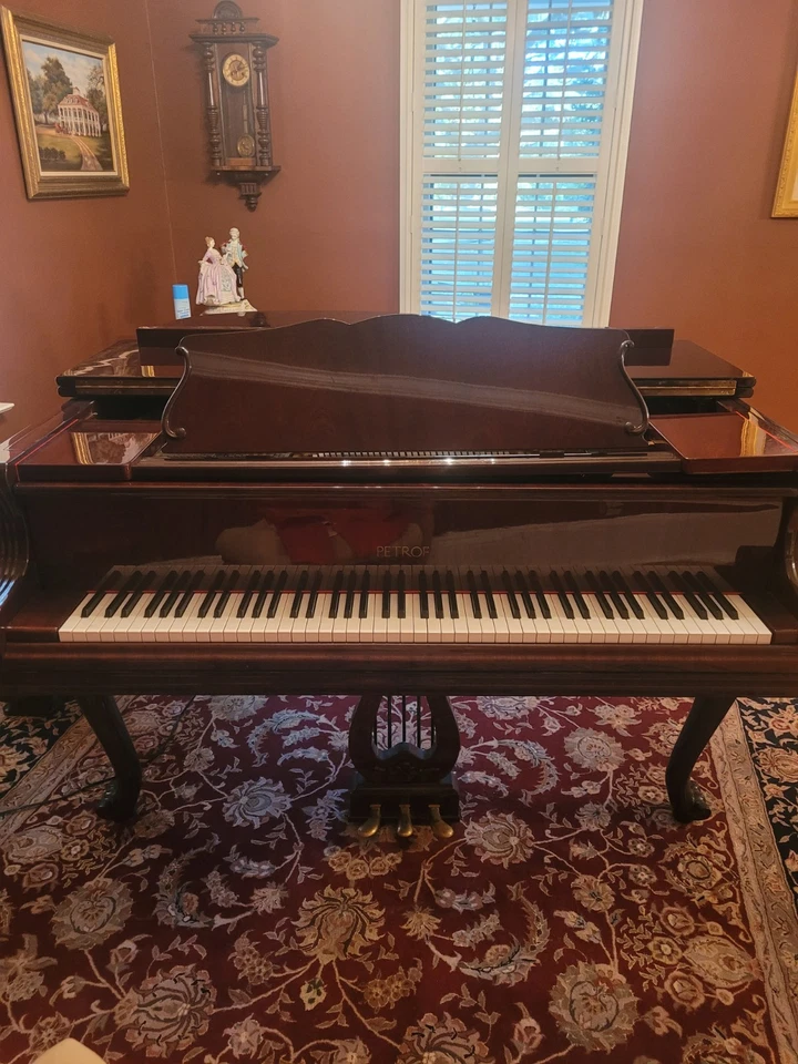 Piano de cola Petrof Baby, acabado caoba, estilo Chippendale.  Banco incluido Foto 2 de 4