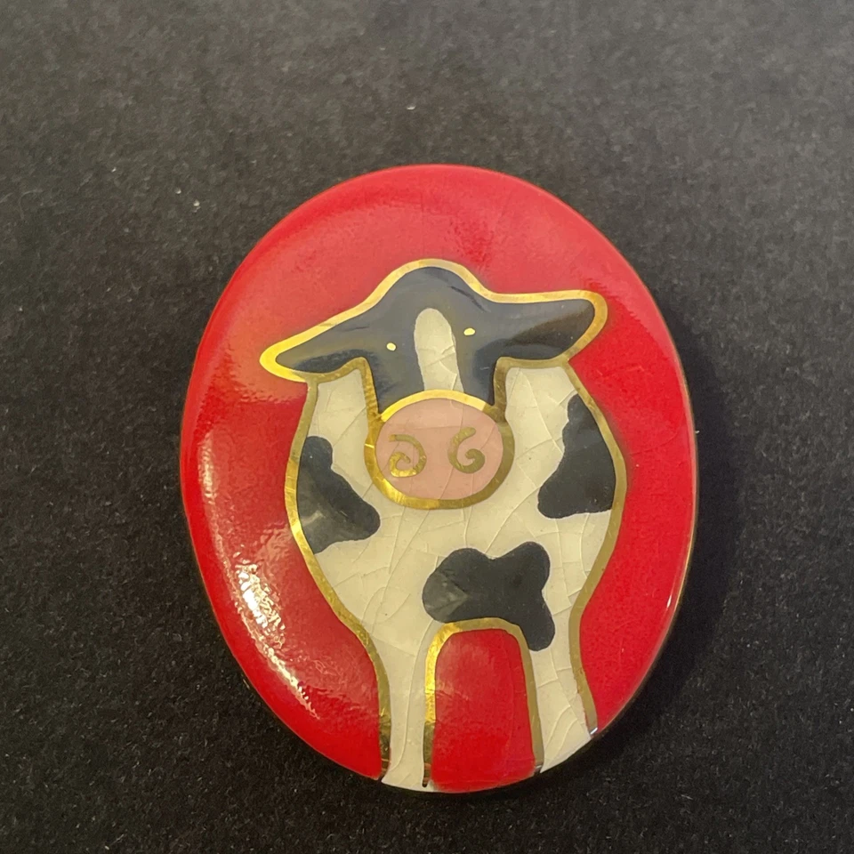 Broche prendedor de porcelana Apple Pye (pastel de manzana) Holstein vaca fondo rojo pintado Foto 4 de 4