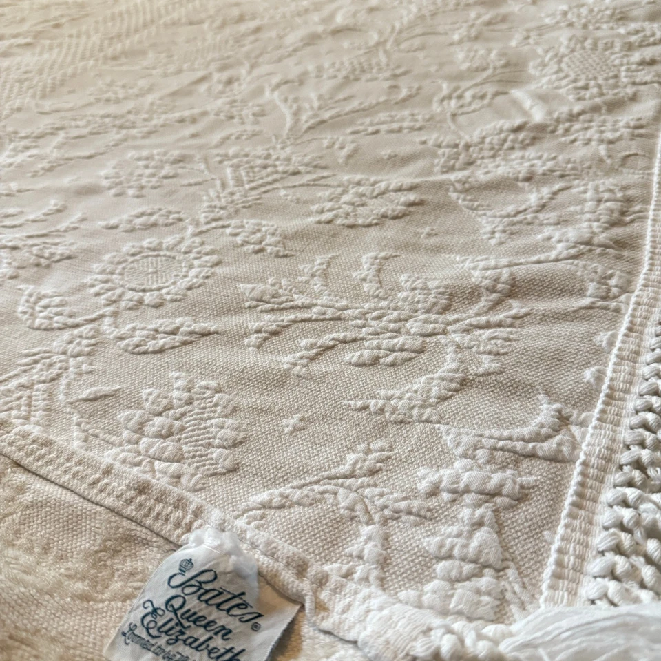 Bates Queen Elizabeth Matelasse Bedspread White Fringe Coverlet Twin 80x110 - Image 4 of 4