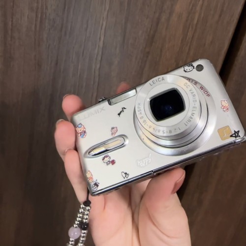 Panasonic Lumix DMC-FX07 Digital Camera 7.2MP 3.6x Optical Zoom with Accessories - Picture 2 of 7