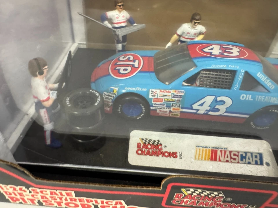 *NUEVO* NASCAR #43 Richard Petty STP Pontiac 1:24 Pit Stop Show Case 1992 Racing Foto 2 de 4