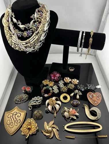 1LB VINTAGE Costume Jewelry Lot Rhinestone + SOME SIGNED Lisner Trifari Weiss +