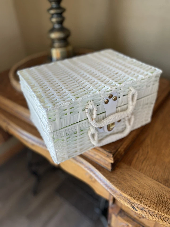 Antigo conjunto de festa de chá infantil de porcelana Delton Sprinkles para 2 cestas de piquenique - Imagem 2 de 4