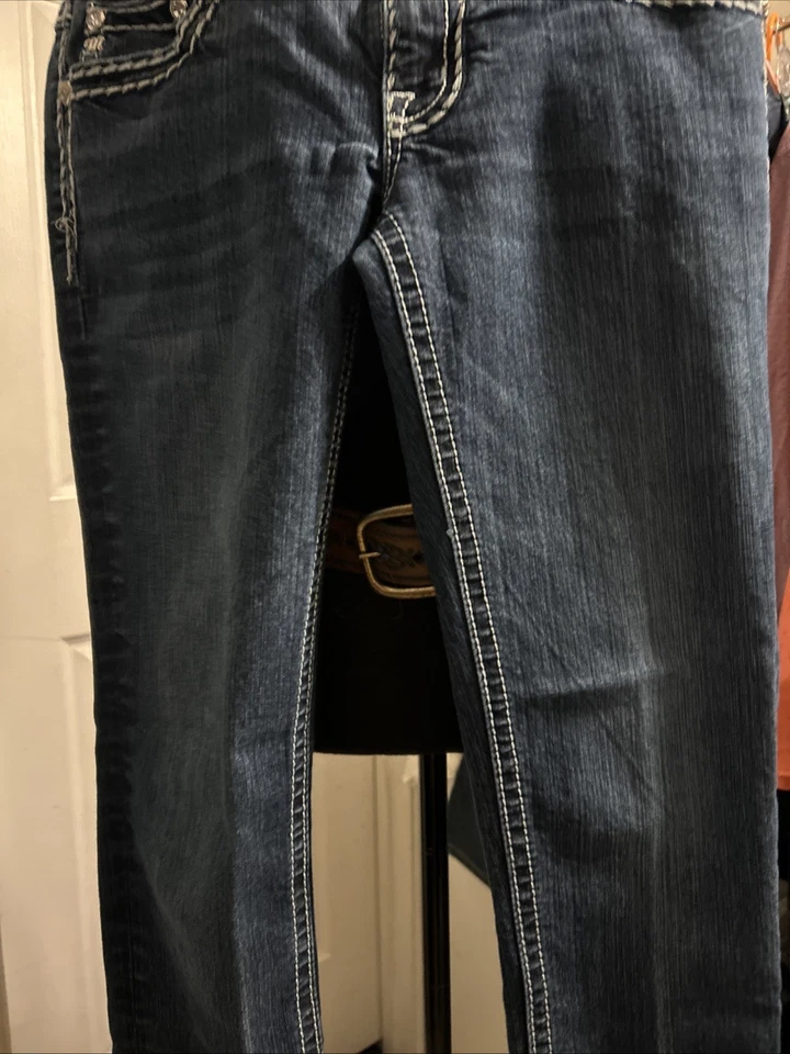 Pantalones de mezclilla Miss Me Hatley ajustados de pierna recta para mujer talla 29 adornados con tachuelas Foto 3 de 4