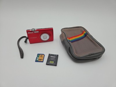 Nikon COOLPIX S205 12.0MP Digital Camera - Red - Memory Card & Vintage Carry Bag