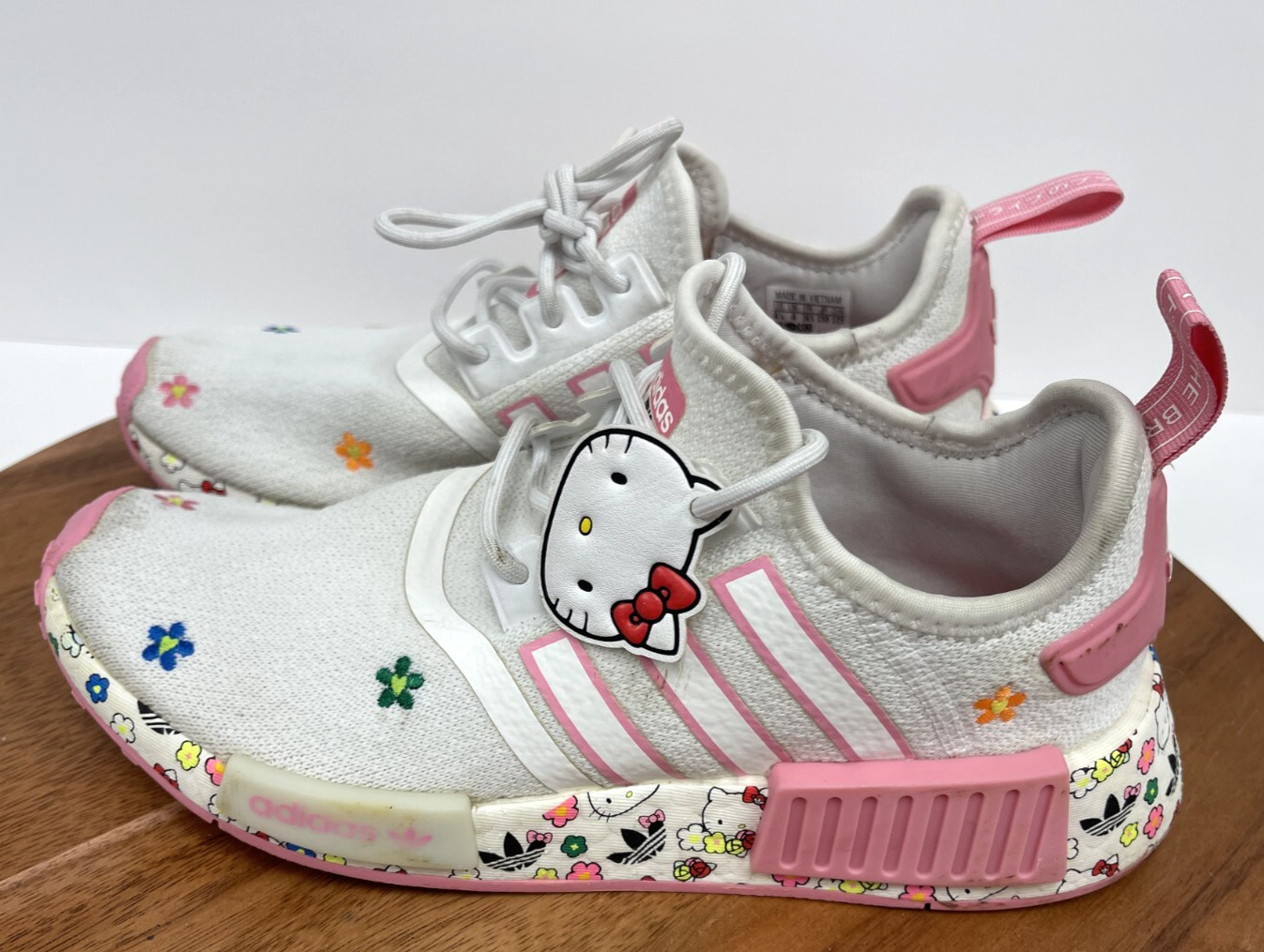 Adidas NMD R1 Hello Kitty Running Shoes IE8289 Kids Size 4.5 Adidas NMD R1 Hello Kitty Running Shoes IE8289 Kids Size 4.5