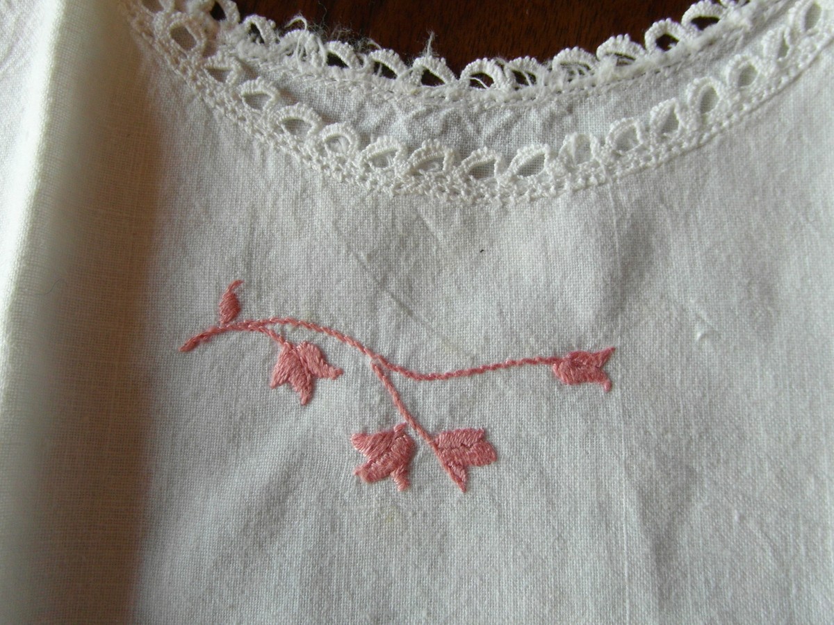 Petite chemise ancienne bébé poupée tissu dentelle shabby