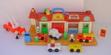 Vintage 1986 Fisher Price Little People Play Family Main Street 2500  People