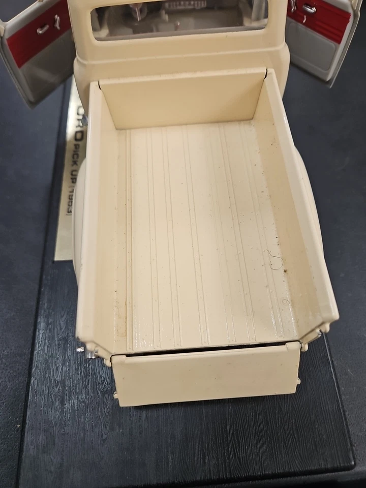 Camioneta Ford F-100 1953 diecast crema 1:18 Road Signature usada Foto 4 de 4