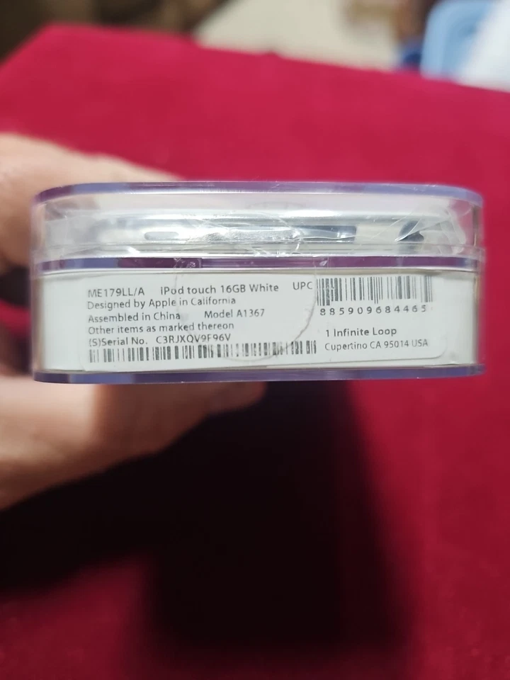 Apple iPod Classic 4th Generation White ME179LL/A 16GB NIB! - Image 2 of 4