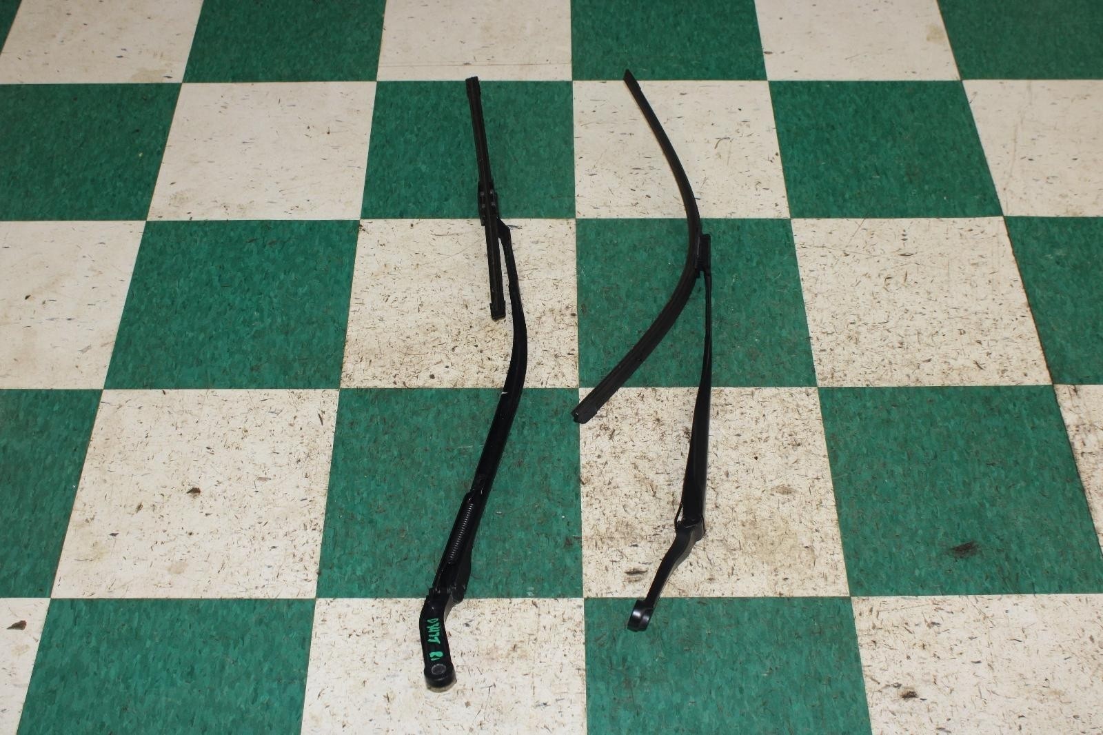 Maserati Quattroporte 2014-2021 Front Right Wiper arms Pair