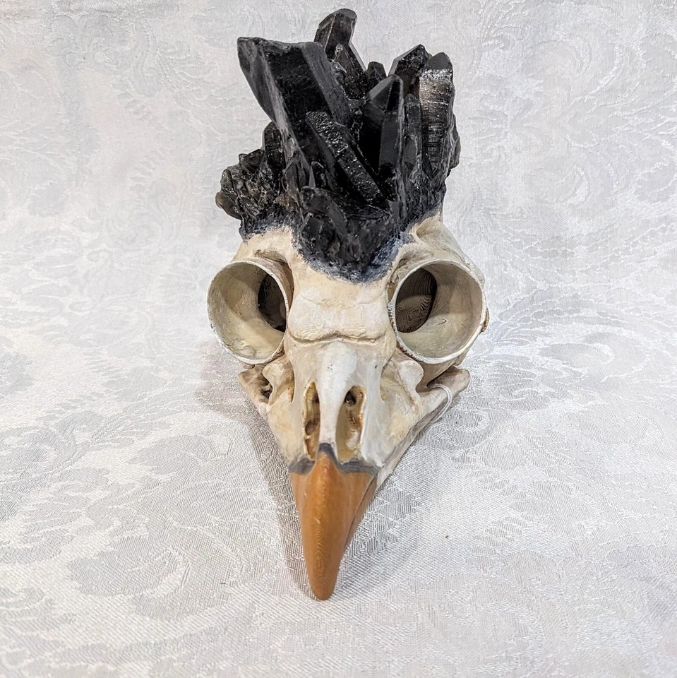 Réplica impresa en 3D de calavera de búho barrado con cristales de cuarzo ahumado pintada a mano Foto 3 de 4