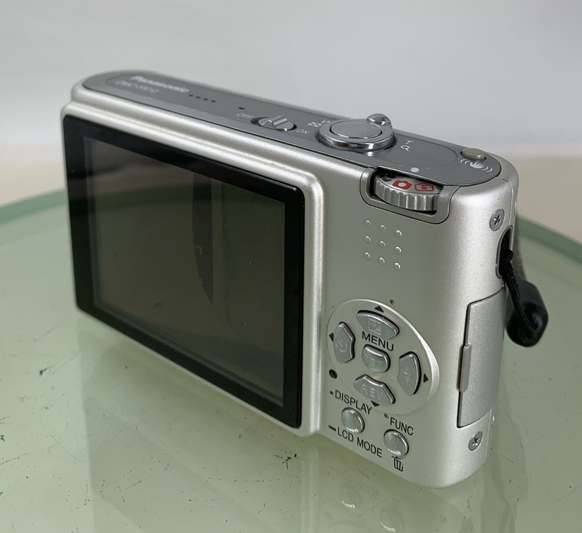 Panasonic LUMIX DMC-FX10 COMPACT DIGITAL CAMERA SILVER + CHARGER