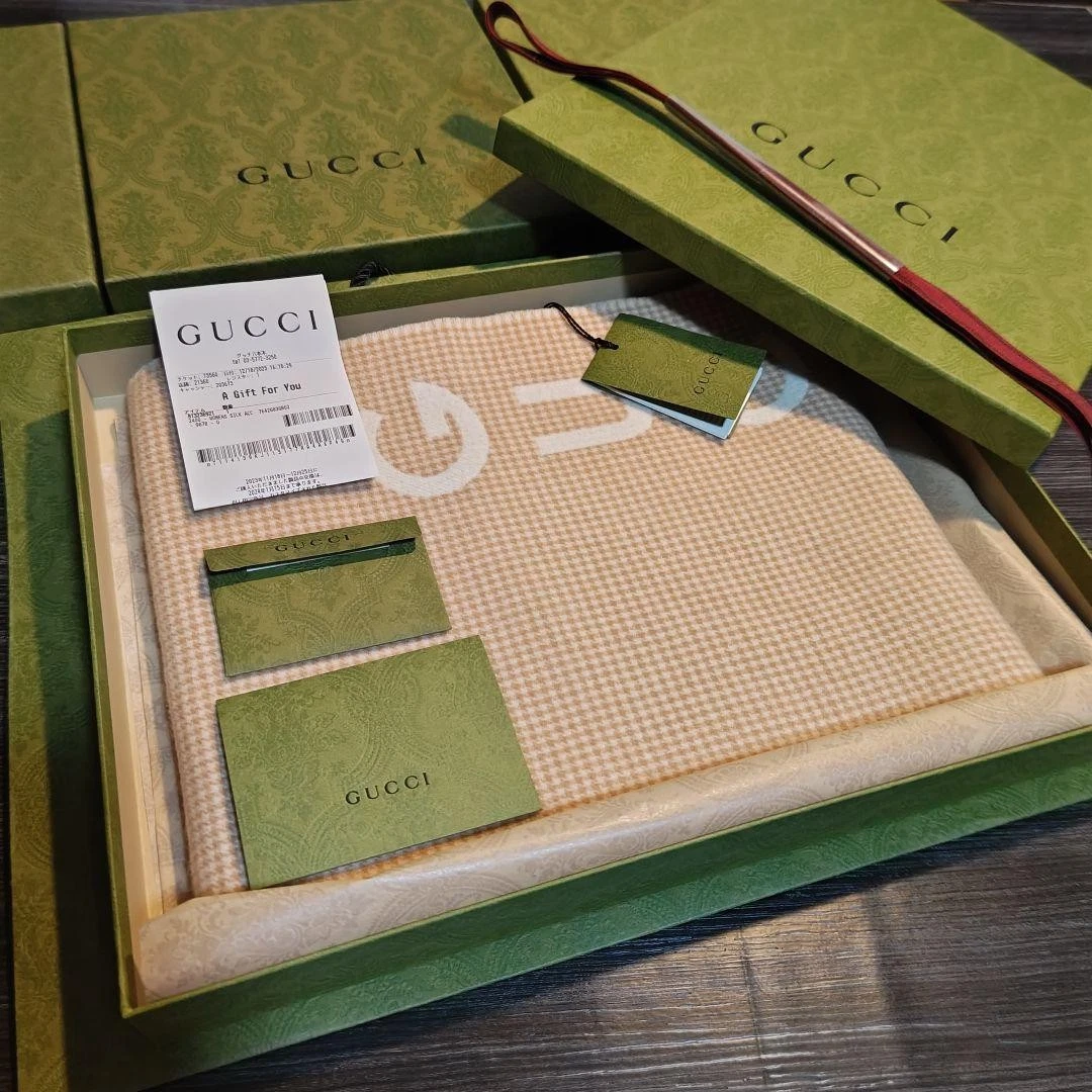 Gucci foulard cachemire châle étole blanc beige avec boite et sac cabas