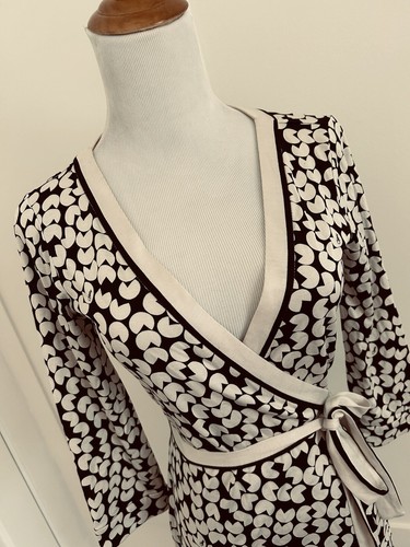 2 DVF Diane von Furstenberg VANESSA WHITE BLACK Silk Wrap Dress - Picture 3 of 12