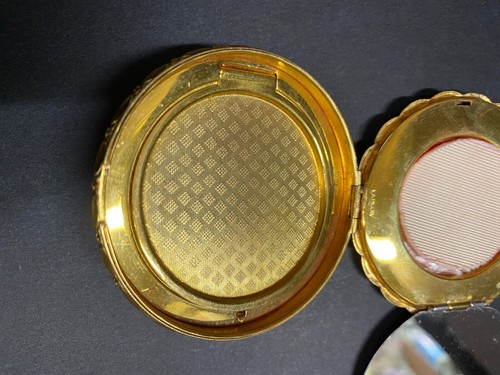 VTG R&G CO. PASTEL YELLOW ENAMEL HAND PAINTED FLOWERS POWDER & BLUSH COMPACT - Picture 9 of 17